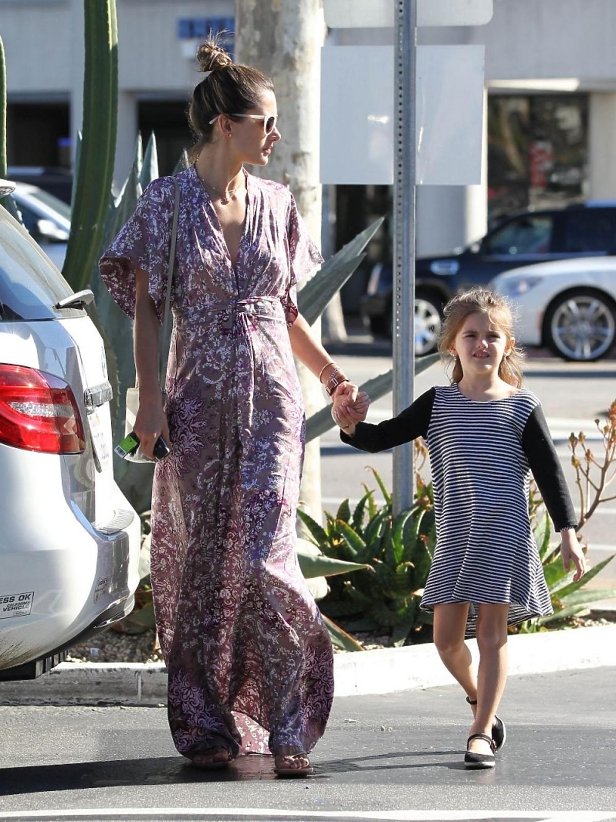 Alessandra Amrosio z córką na zakupach