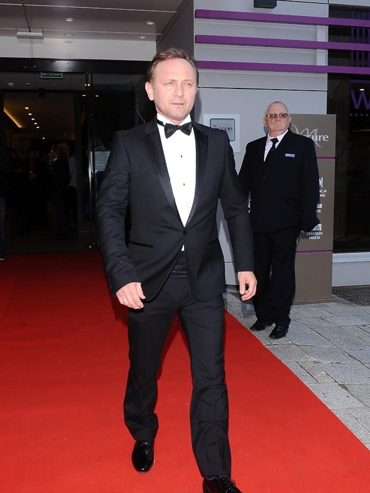 Andrzej Chyra w garniturze