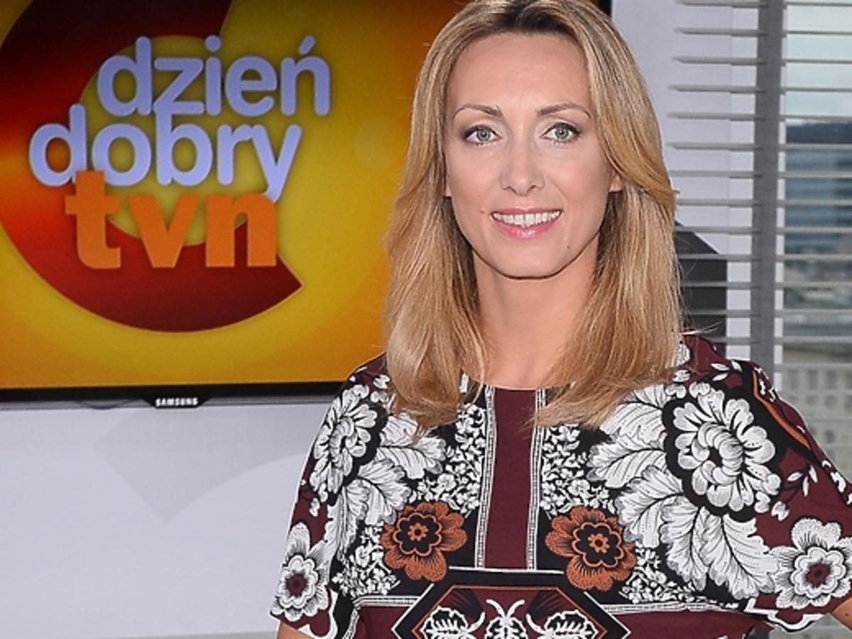 Anna Kalczyńska w bluzce w kwiaty