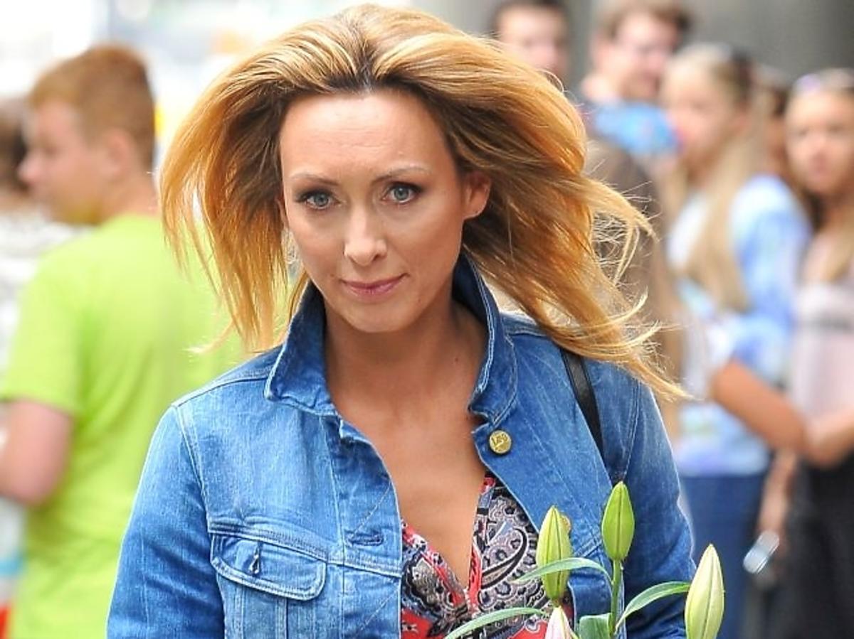 Anna Kalczyńska wychodzi ze studia Dzień dobry TVN