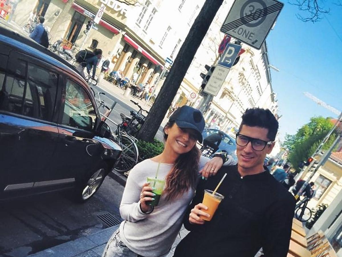 Anna Lewandowska i Robert Lewandowski na spacerze