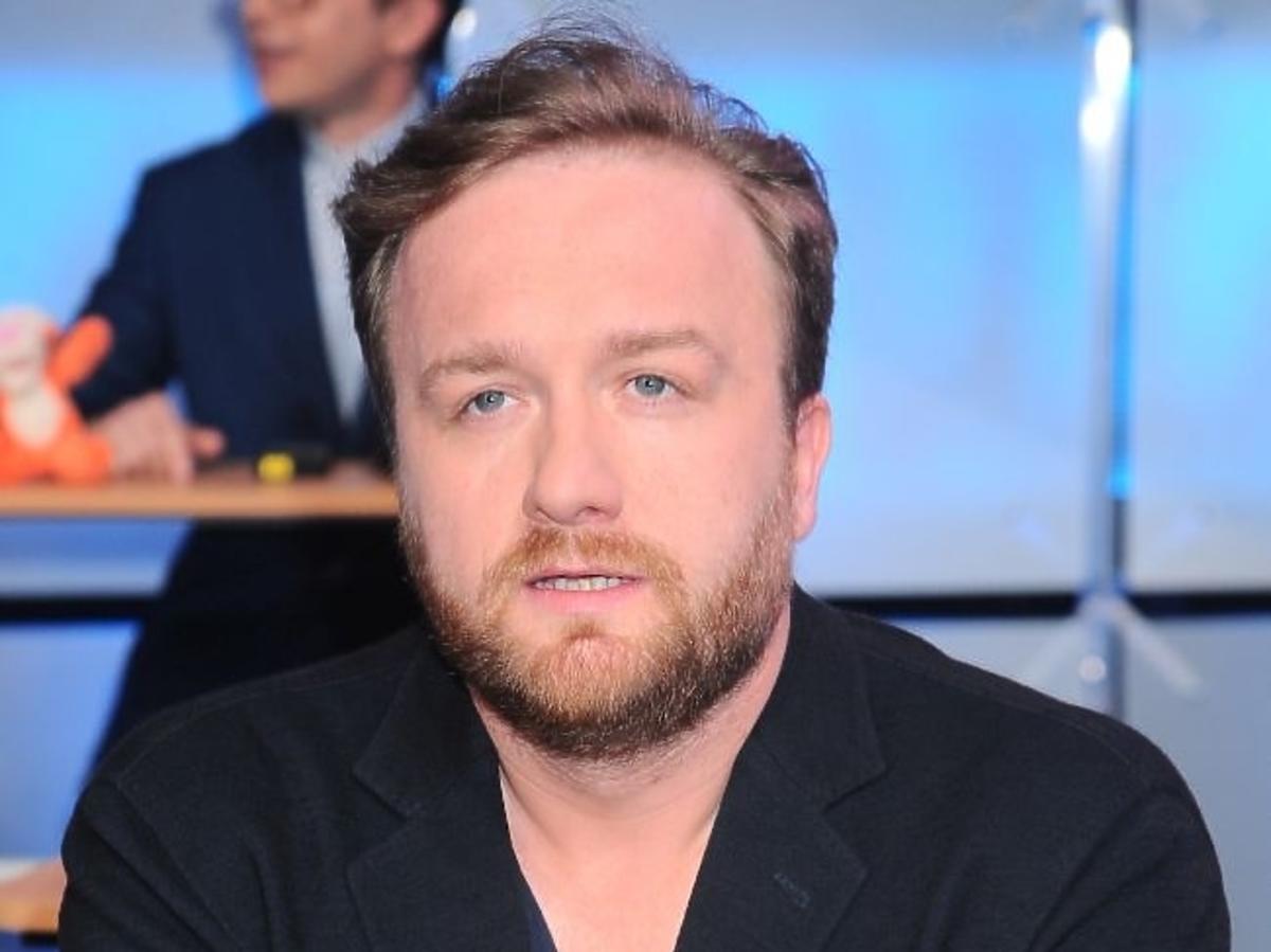 Bartek Kasprzykowski w Telewizji Publicznej w czarnej marynarce