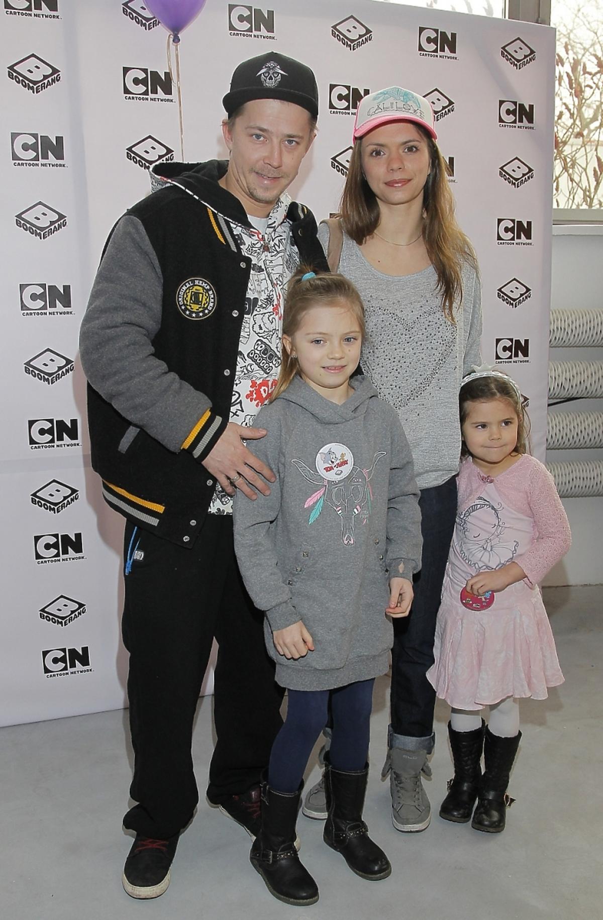 Bartosz Obuchowicz z dzieckiem na imprezie dla dzieci