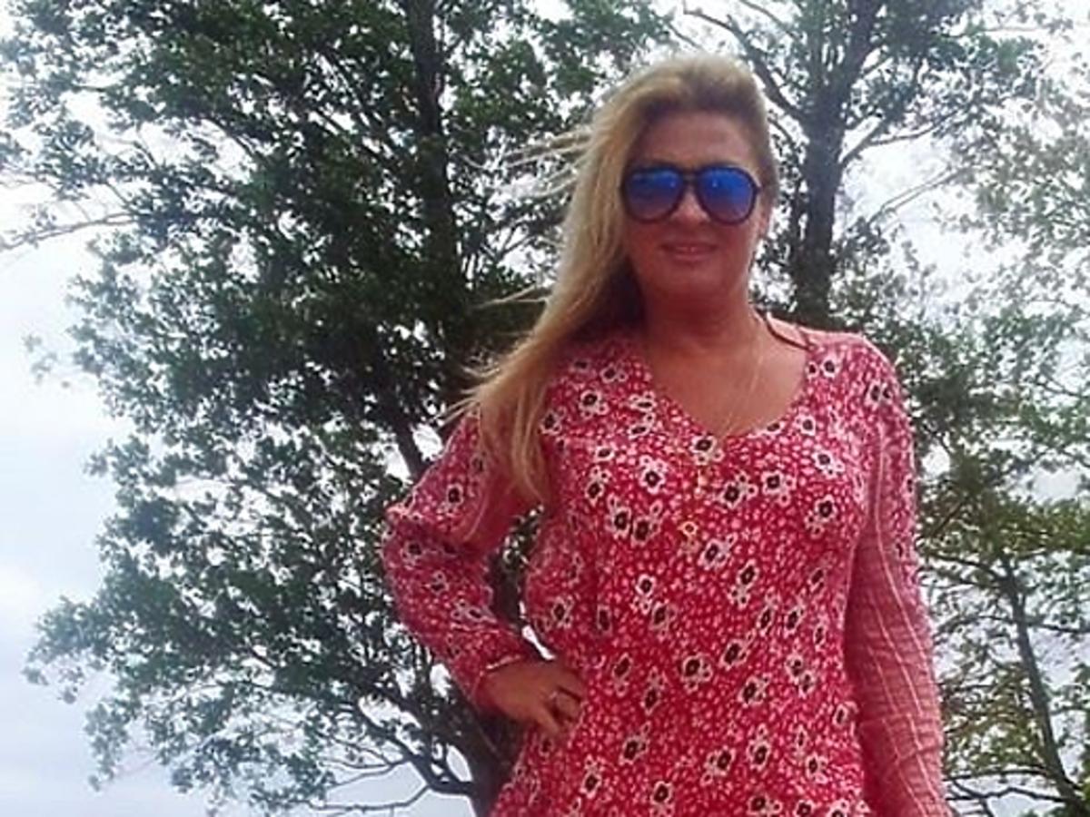 Beata Kozdirak w krótkiej sukience