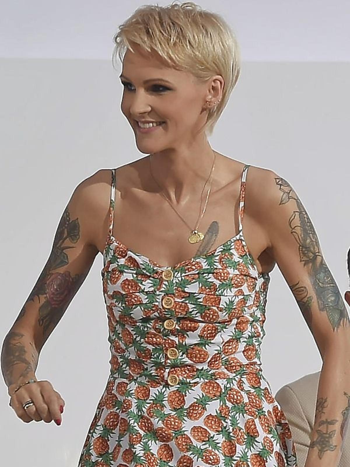 Chuda Agnieszka Chylińska w sukience w ananasy na ramówce TVN