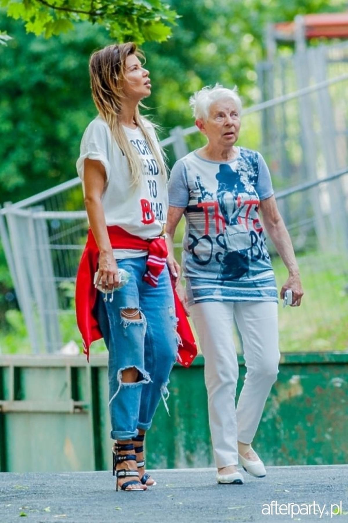 Edyta Górniak na spacerze z mamą