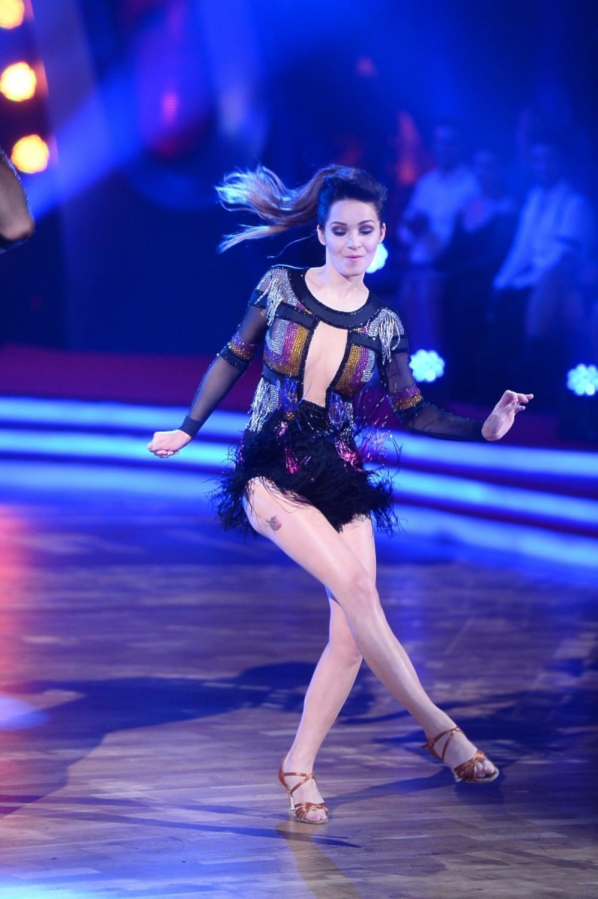 Ewelina Lisowska tańczy na parkiecie Tańca z gwiazdami