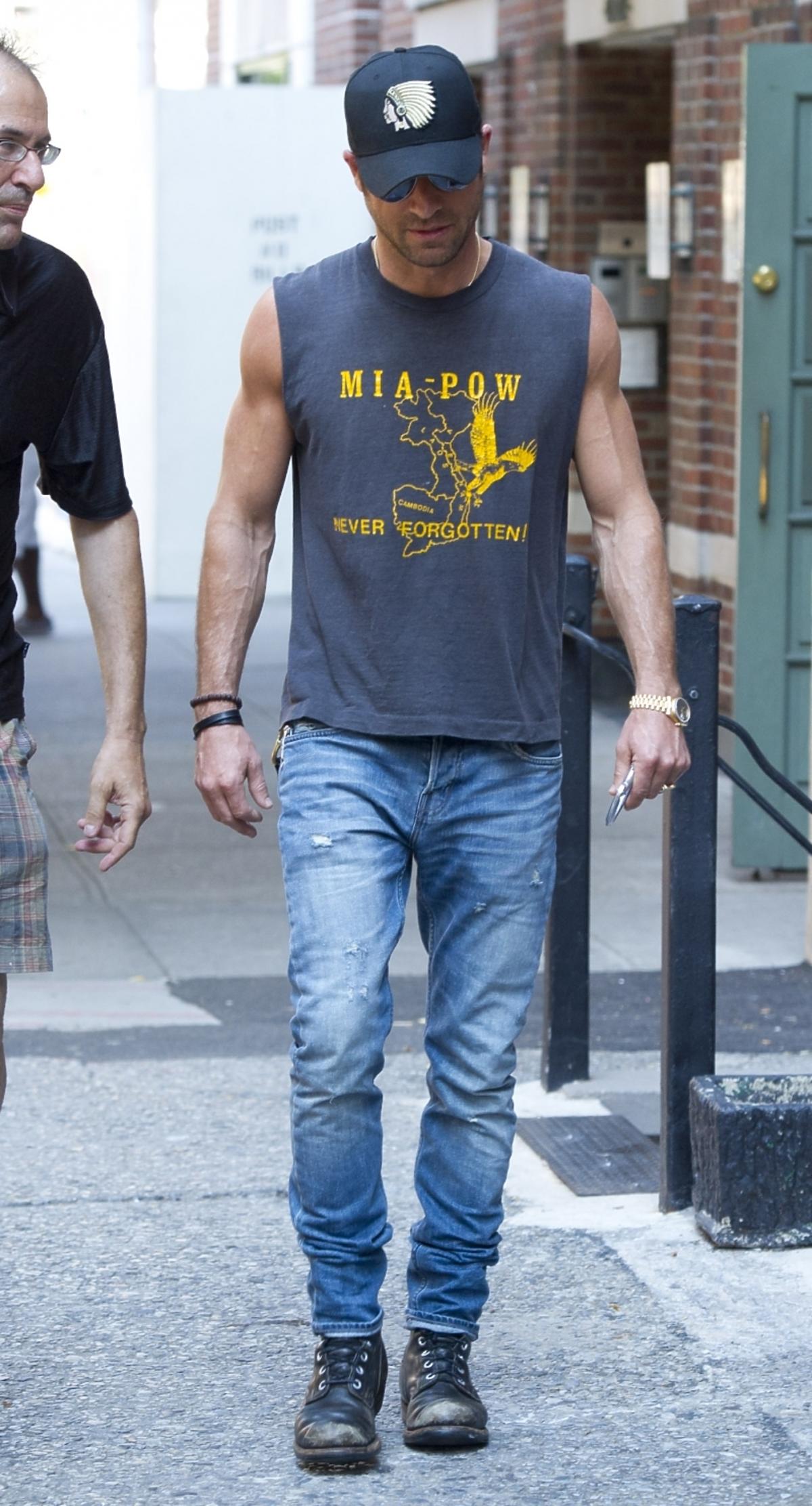 Facet Jennifer Aniston - Justin Theroux w Nowym Jorku