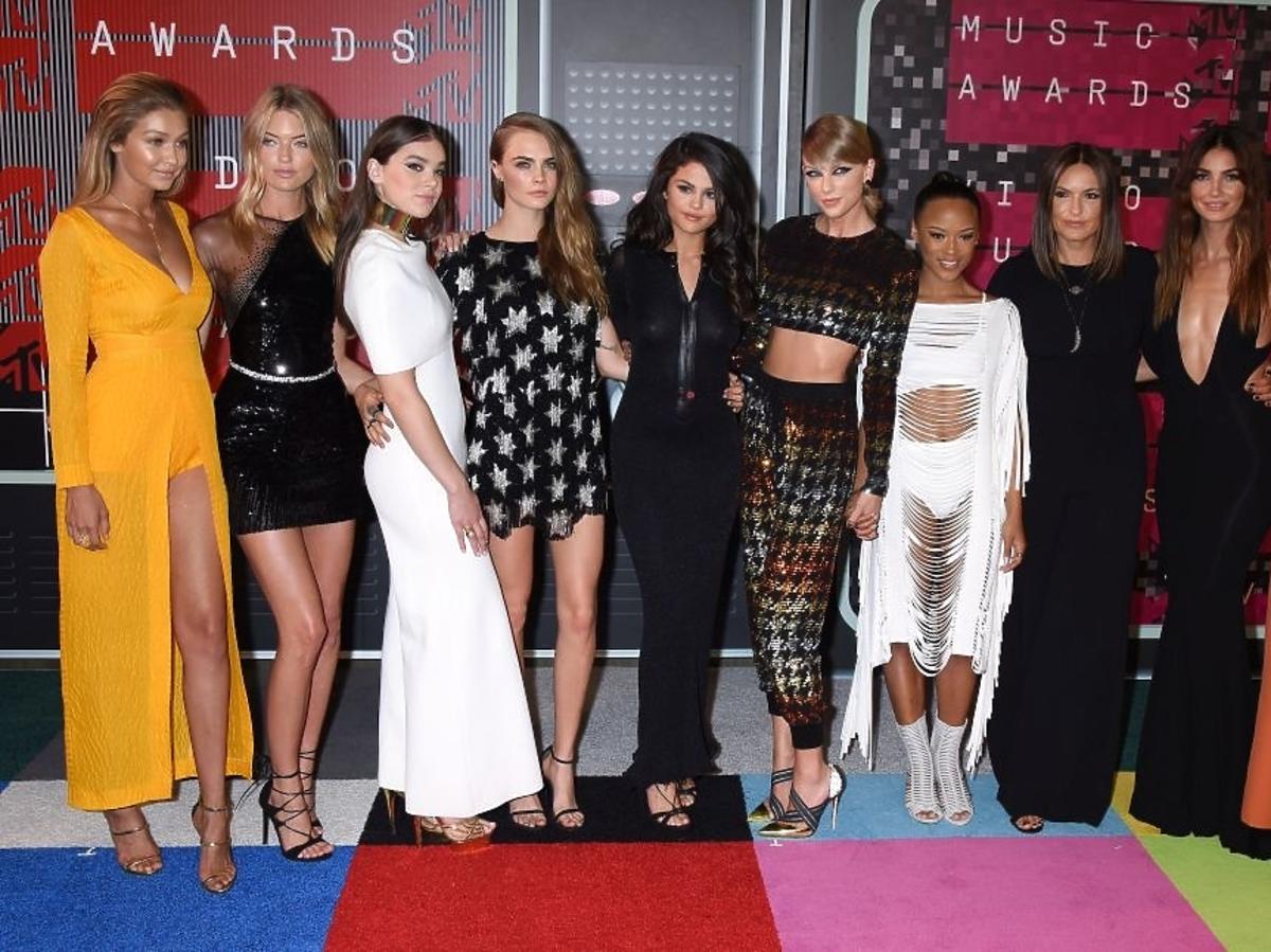 Gigi Hadid, Cara Delevigne, Selena Gomez, Taylor Swift na gali MTV Music Awards 2015