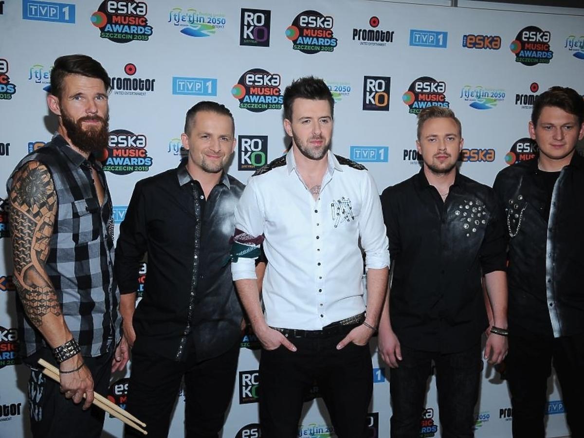 Grzegorz Hyży z zespołem na Eska Music Awards 2015