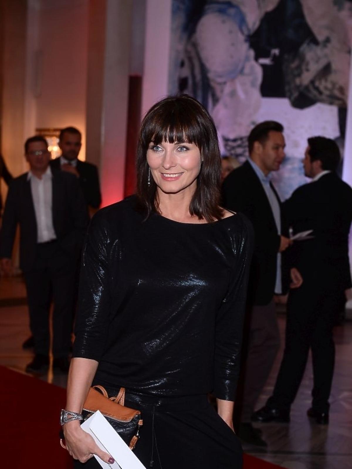 Ilona Wrońska w połyskującym czarnym kombinezonie na czerownym dywanie
