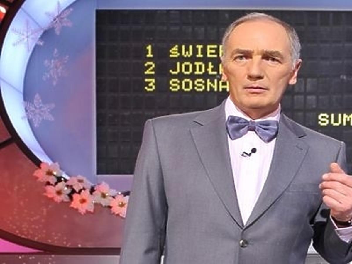 Karol Strasburger w teleturnieju Familiada w szarym garniturze i szarą muchą