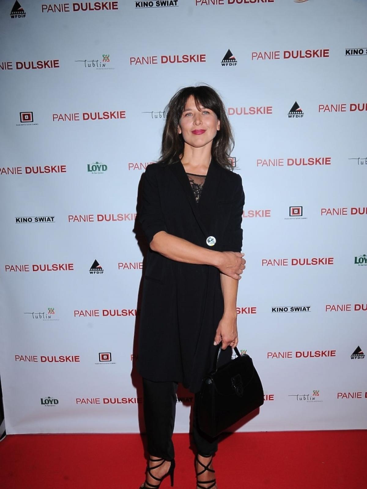 Katarzyna Herman na czarno w spodniach na czerwonym dywanie na premierze filmu Panie Dulskie