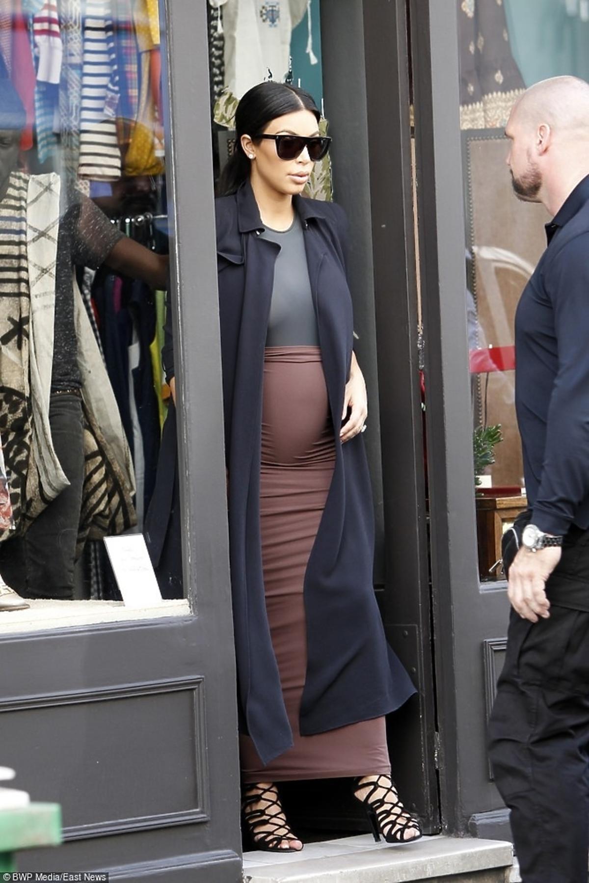 Kim Kardashian podkreśliła ciążowy brzuszek