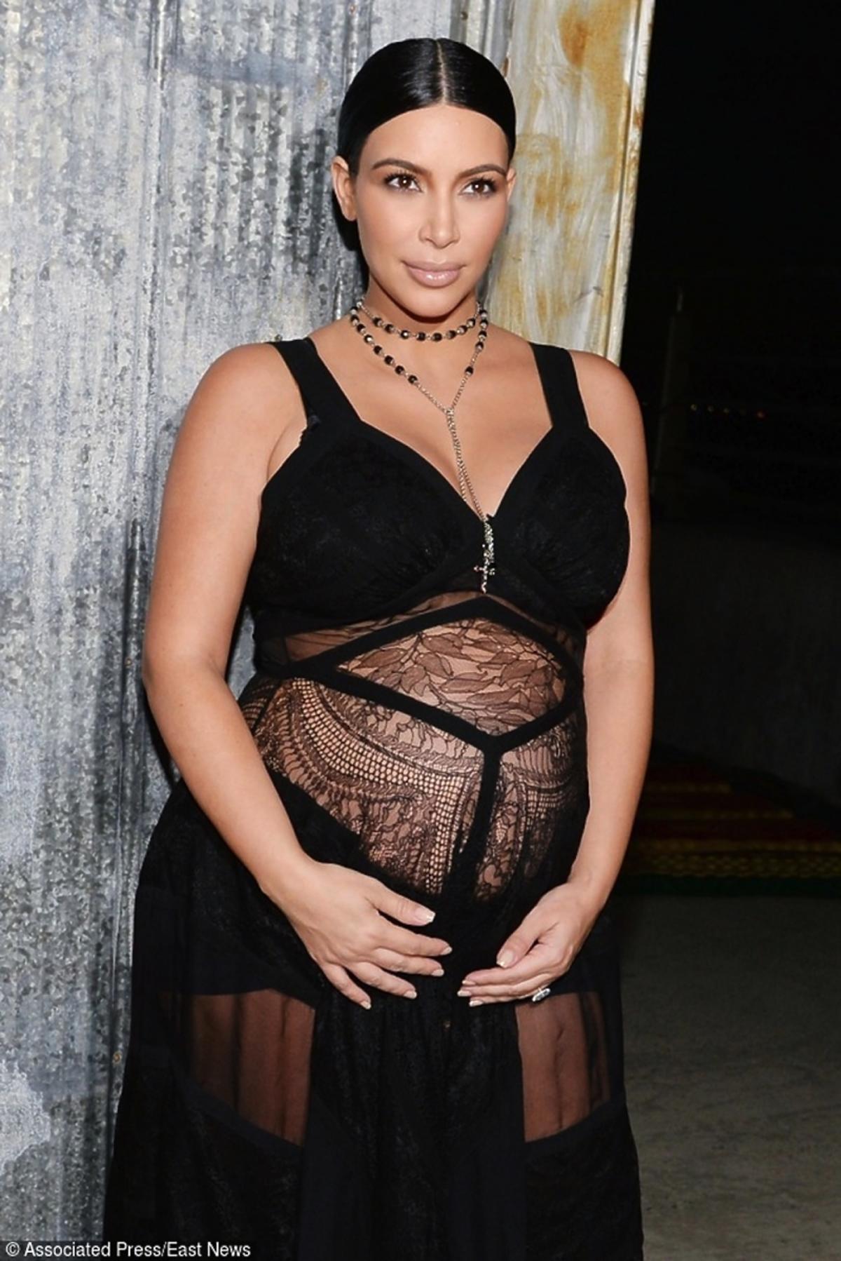 Kim Kardashian w czarnej długiej sukience