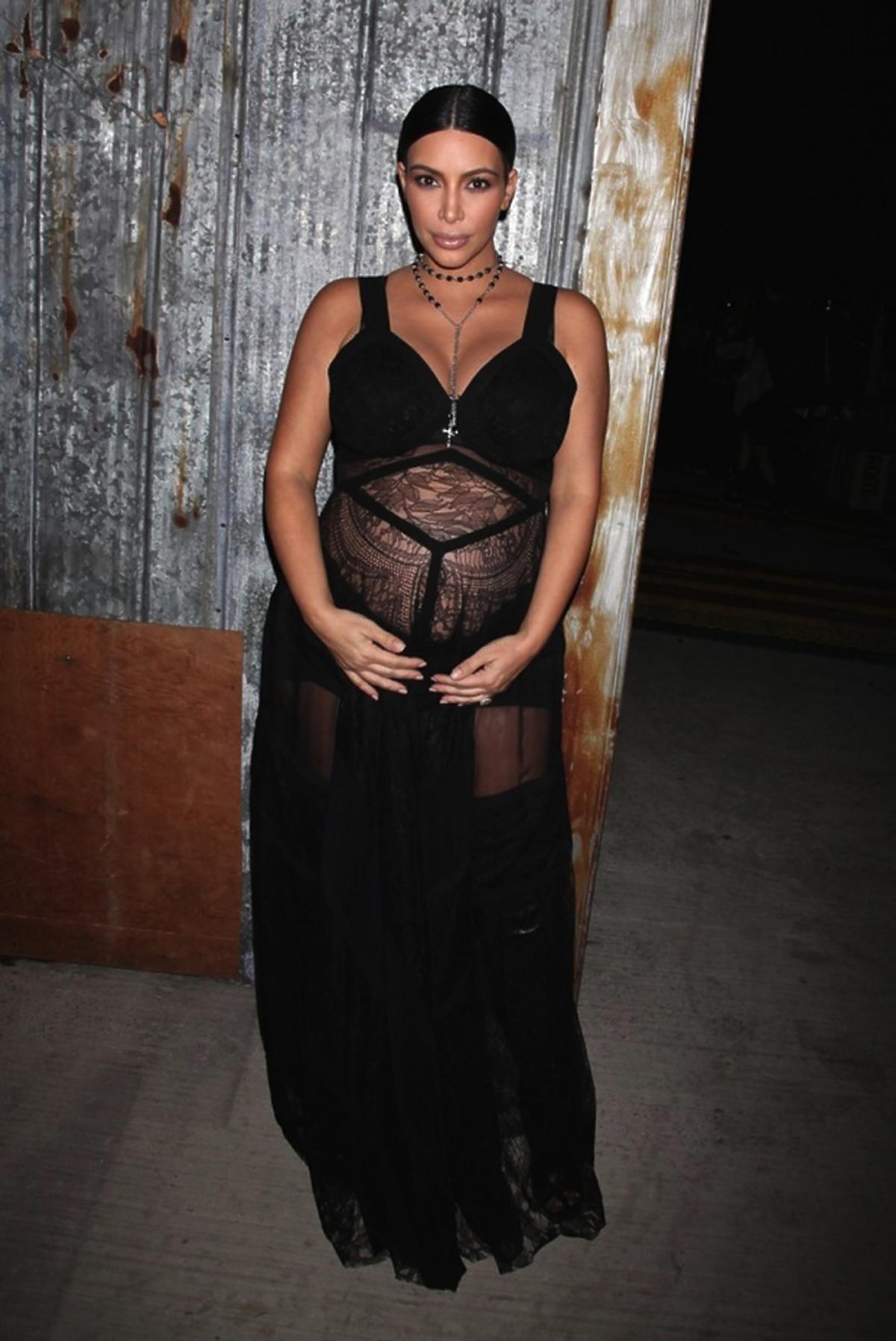 Kim Kardashian w koronkowej czarnej sukience
