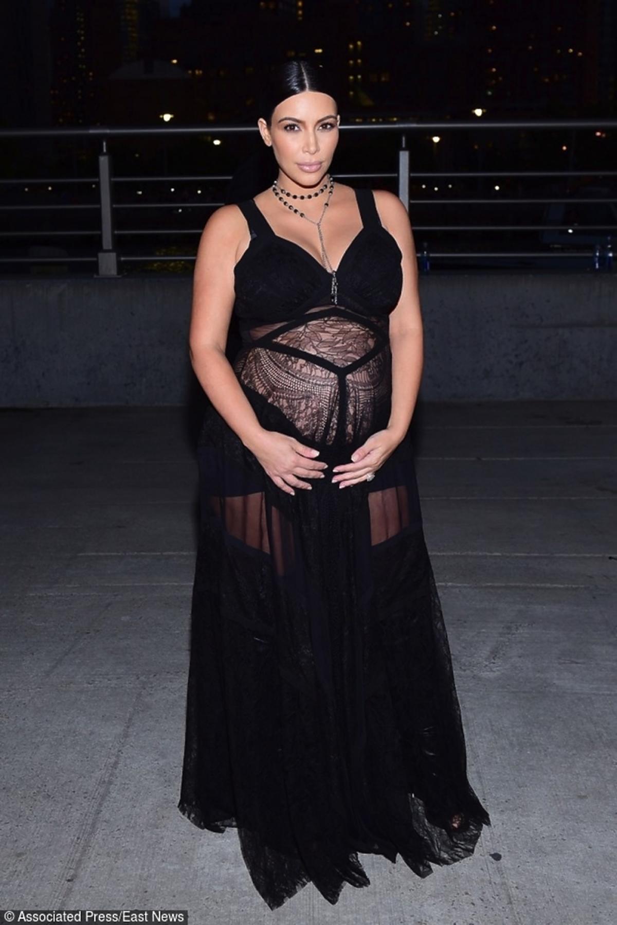 Kim Kardashian w koronkowej sukience