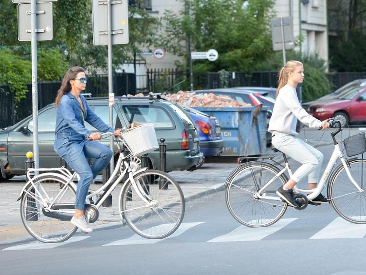 Kinga Rusin z córką na rowerach