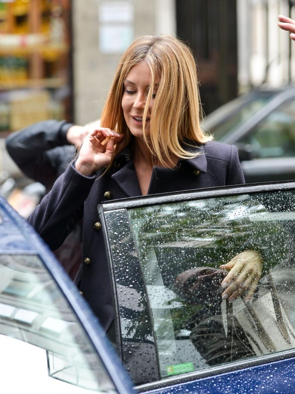 Małgorzata Rozenek wchodzi do samochodu pod studiem Dzień dobry TVN