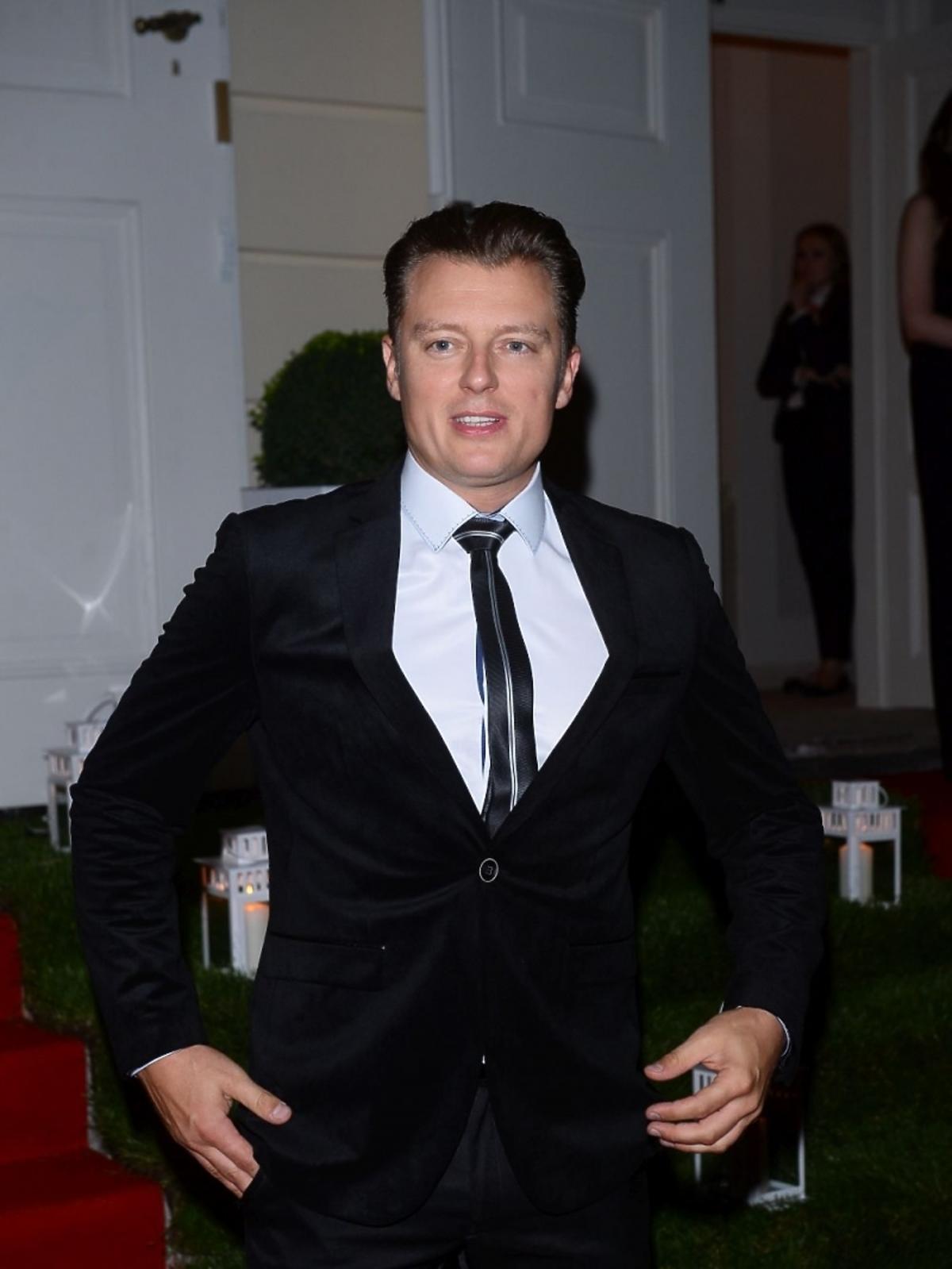 Rafał Brzozowski w garniturze na imprezie marki Kruk