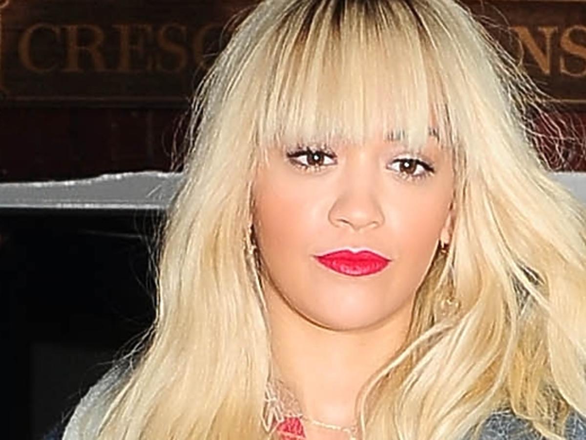 Rita Ora w modnym płaszczu w Londynie