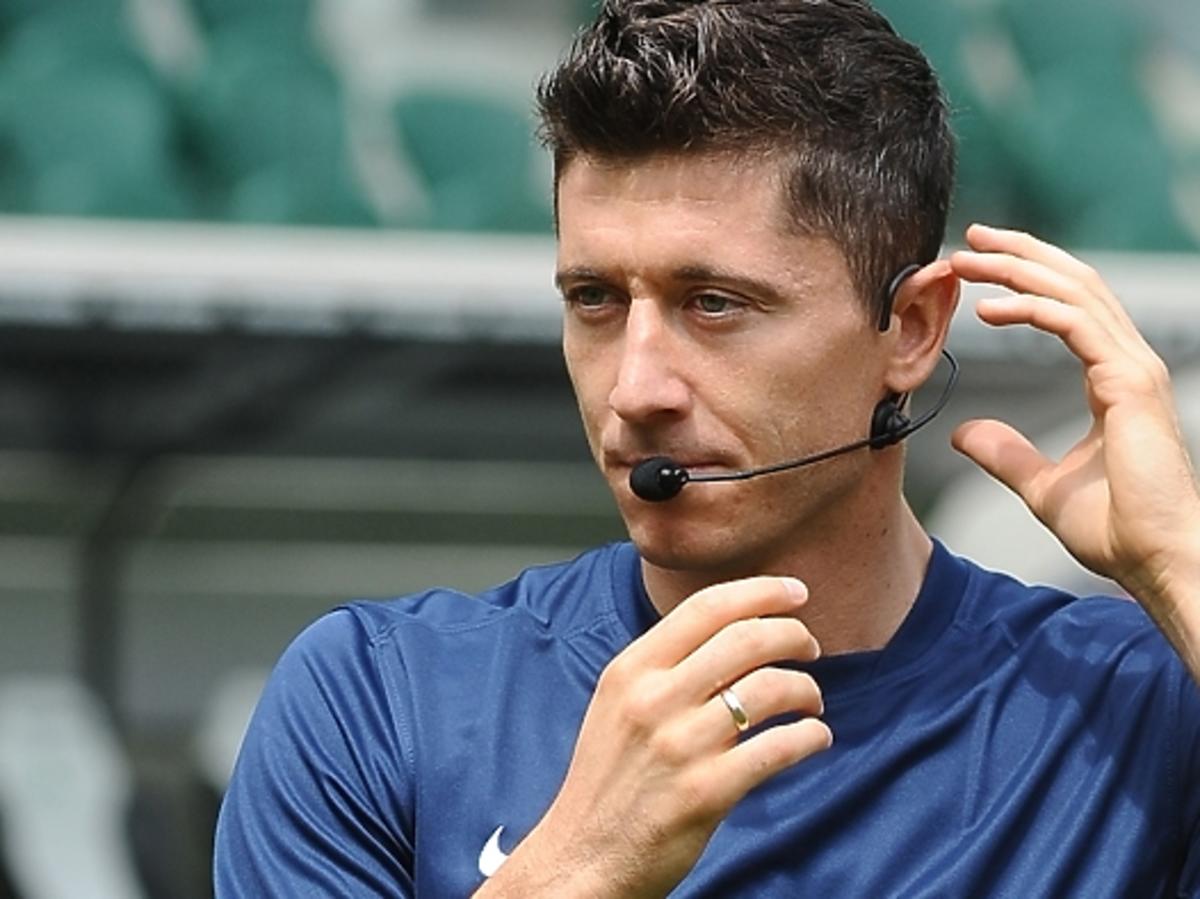 Robert Lewandowski na kolanach kolegów