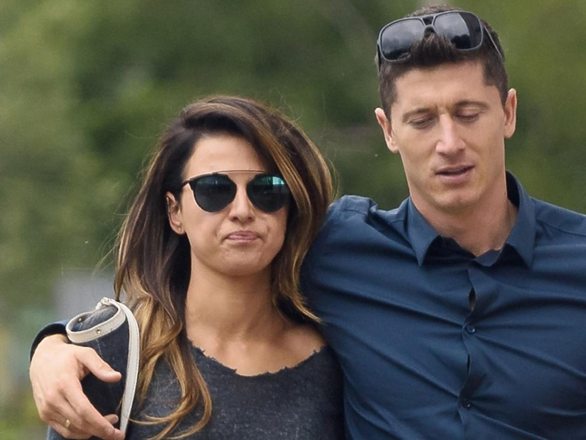 Robert Lewandowski w granatowej koszuli na spacerze z żoną Anią