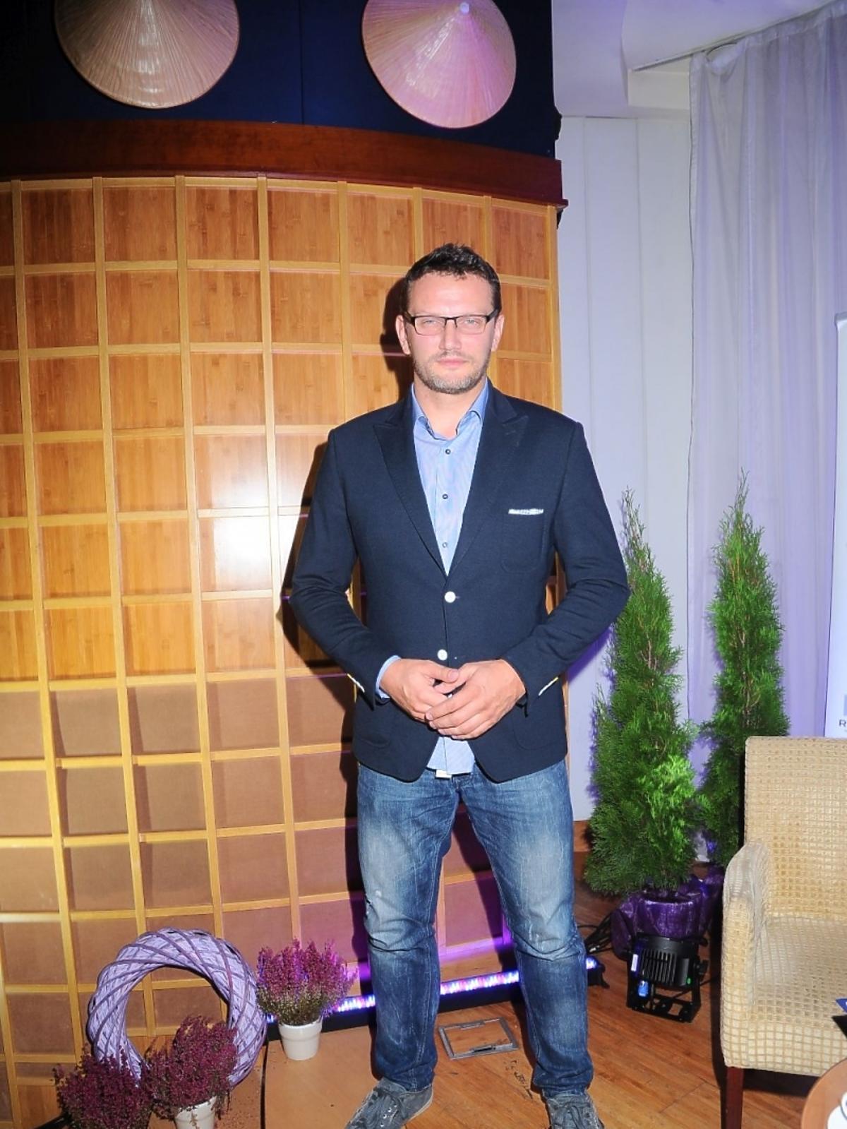 Wojciech Zawioła w granatowej marynarce