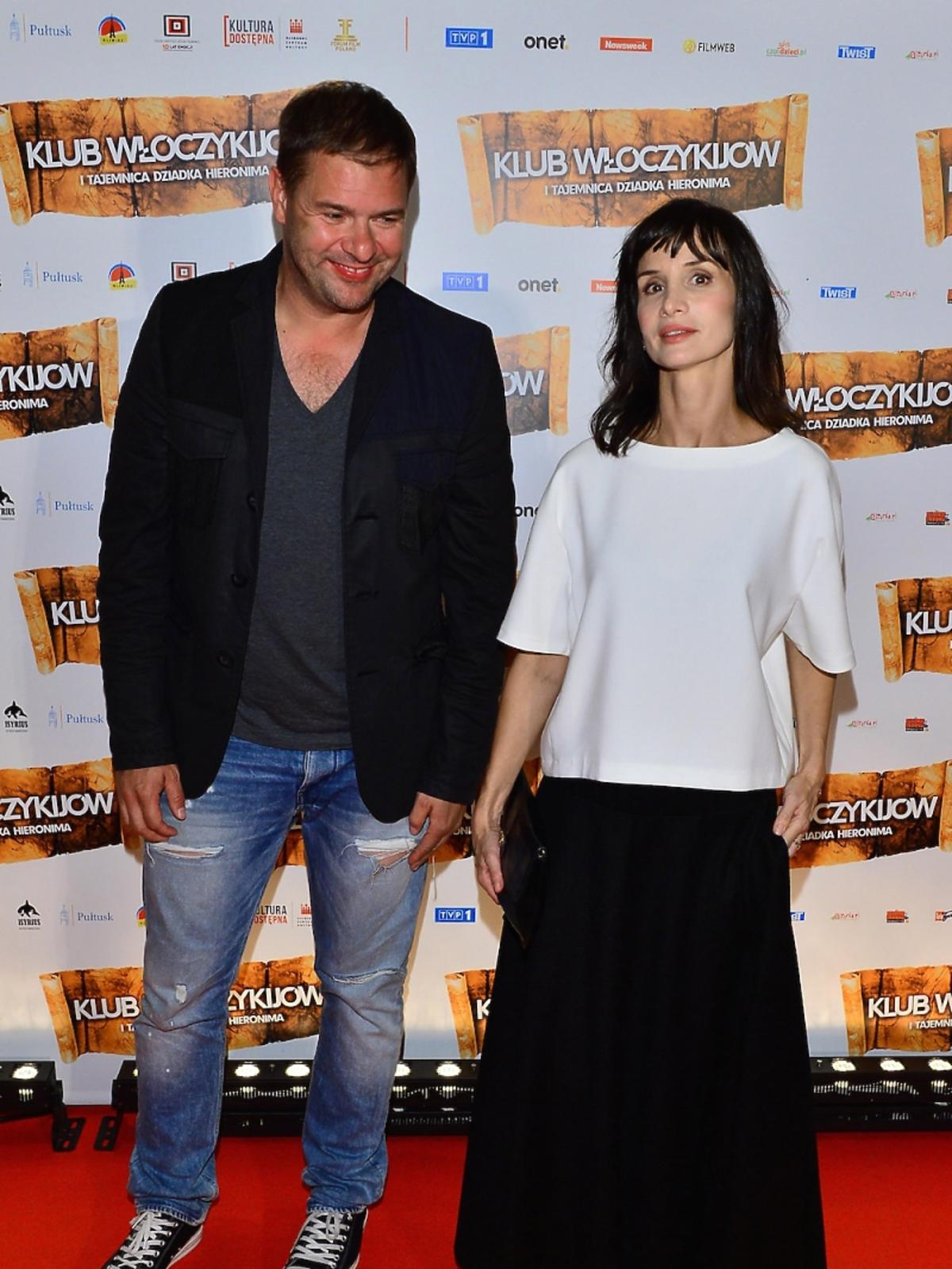 Tomasz Karola i Viola Kołakowska na premierze filmu Klub Włóczykijów