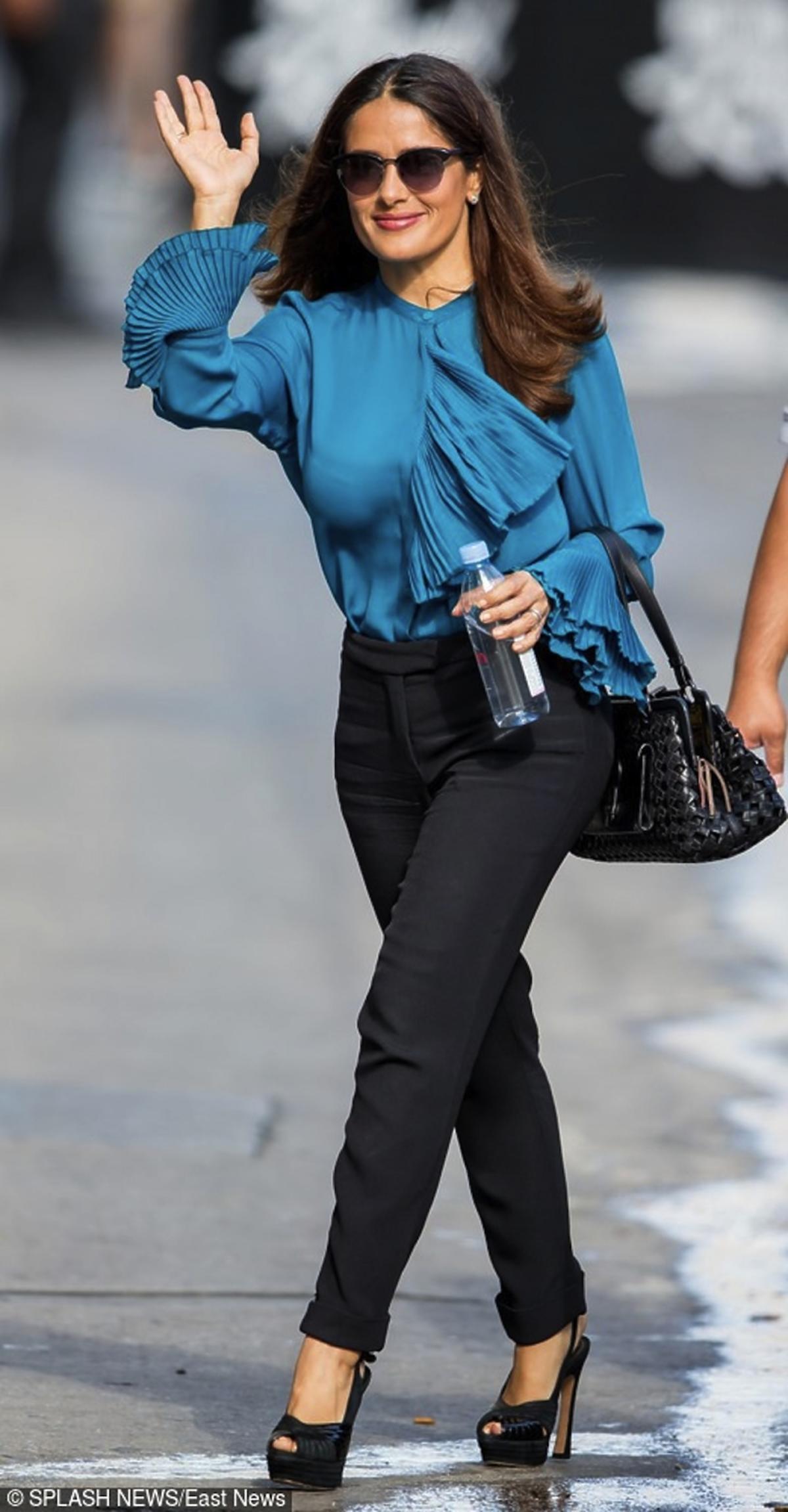 Salma Hayek w czarnych spodniach i niebieskiej koszuli