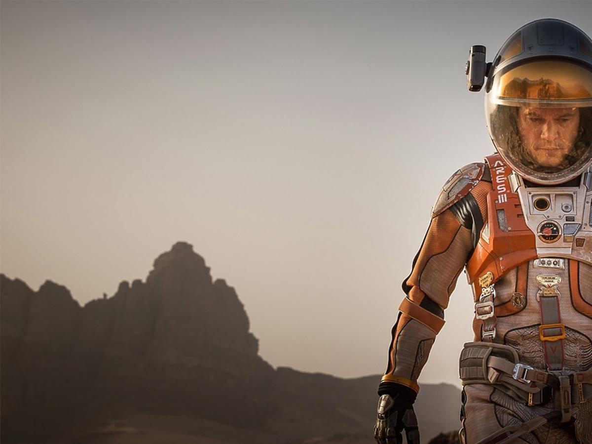 Matt Damon w kombinezonie kosmonauty na powierzchni planety Mars