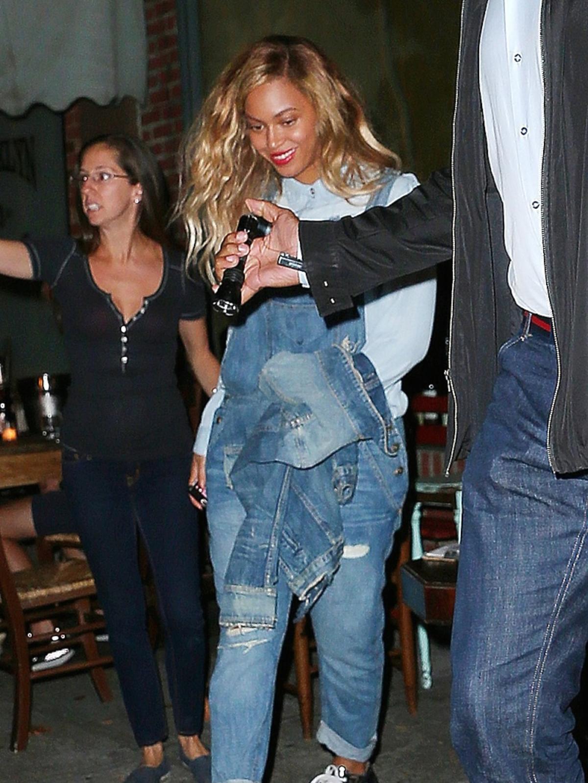 Beyonce w koszuli i ogrodniczkach dżinsowych, srebrnych butach na drewnianej platformie