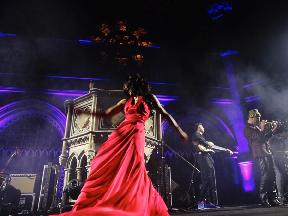 Justyna Steczkowska w katedrze gotyczkiej Union Chapel w czerownej suknie na scenie