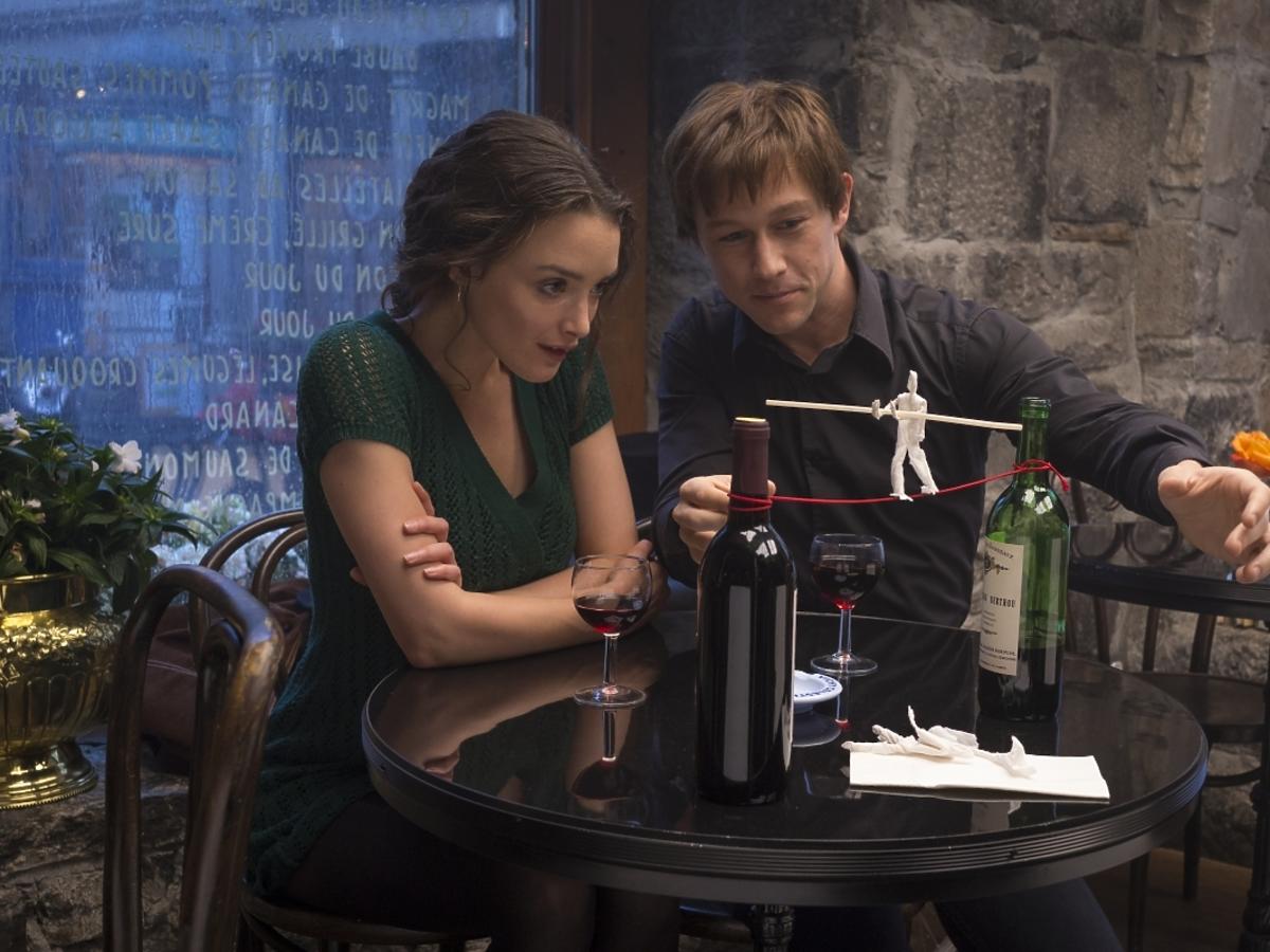 Joseph Gordon-Levitt i Charlotte Le Bon rozmawiają przy winie w filmie The Walk. Sięgając chmur