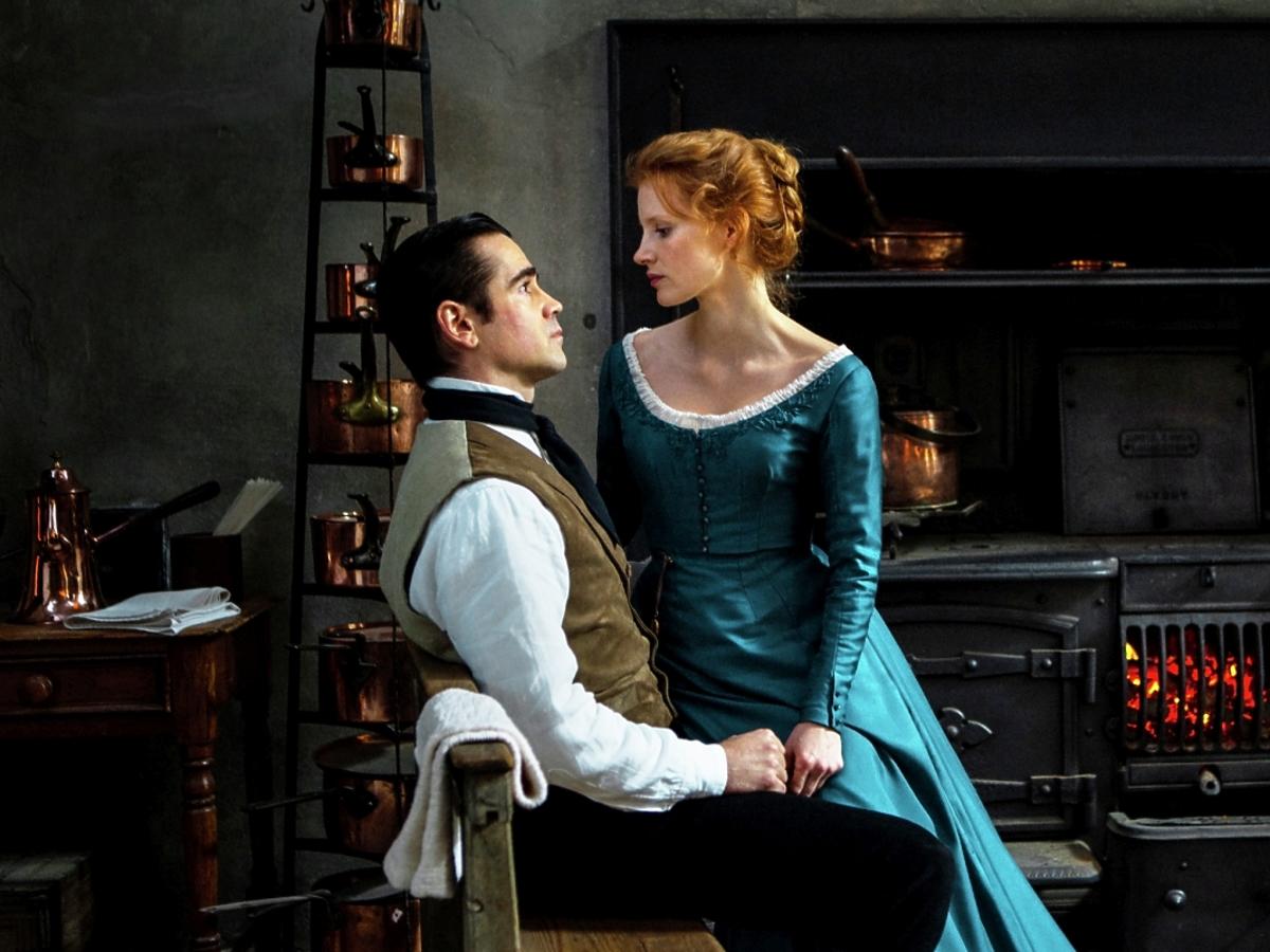 Jessica Chastain siedzi na kolanach Colina Farrella w filmie Panna Julia