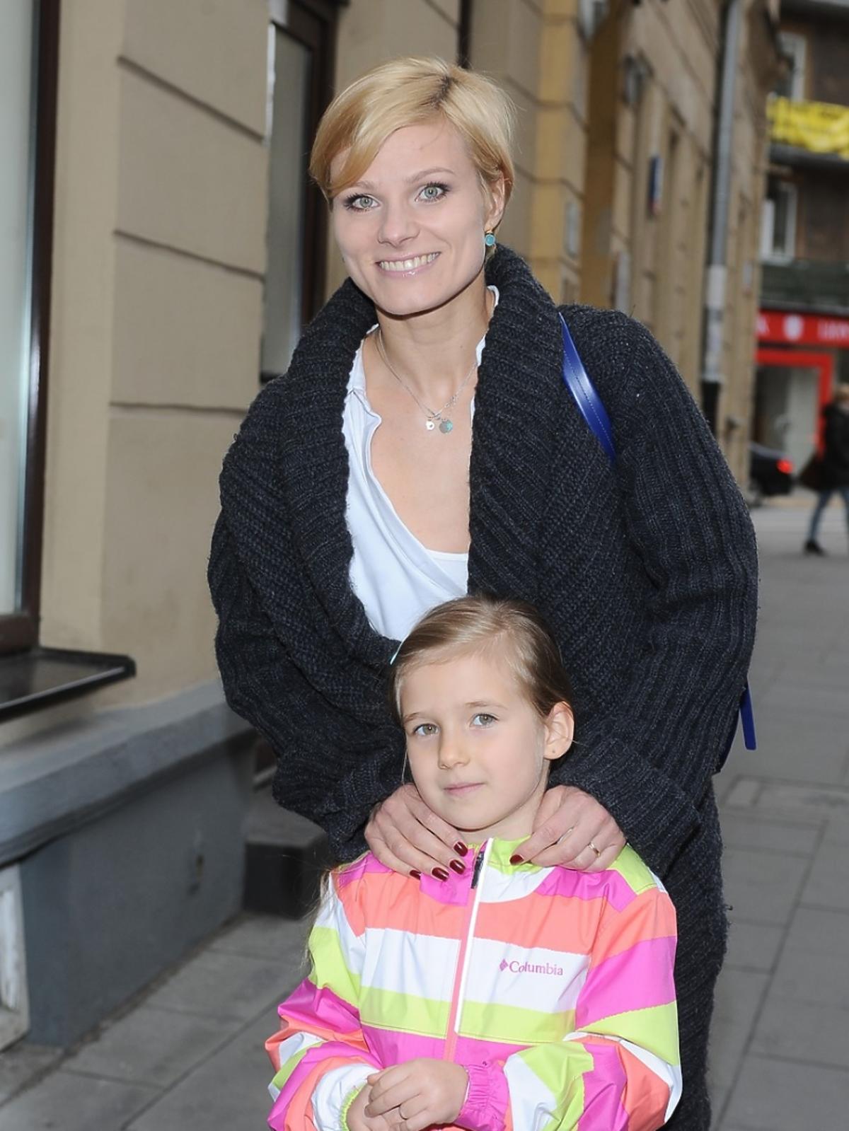 Anna Głogowska z córką Julią Gąssowską na ulicach Warszawy.