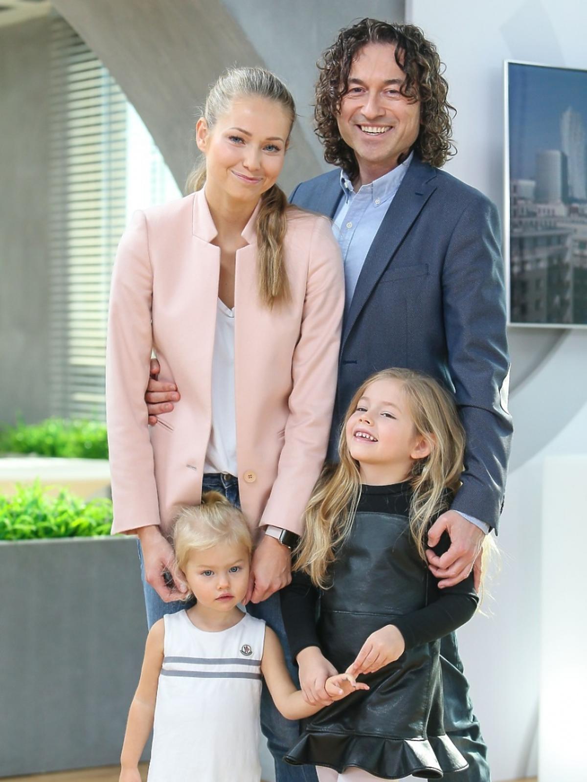 Agata Paskudzka Piotr Rubik z córkami Heleną i Alicją stoją w studio telewizyjnym 