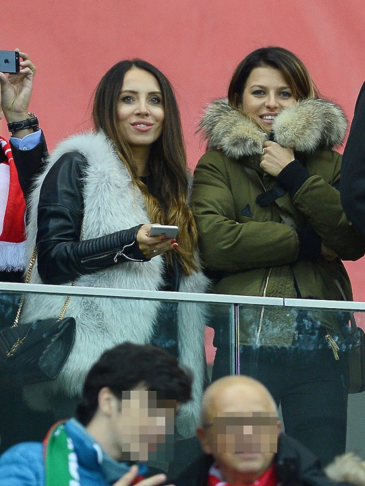 Anna Lewandowska w zielonej kurtce z kapturem