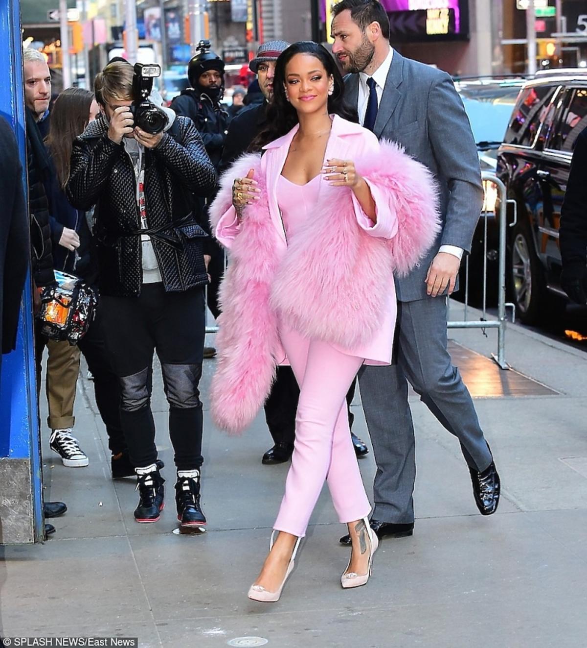 Rihanna w różowym futerku, spodniach, marynarce, szpilkach