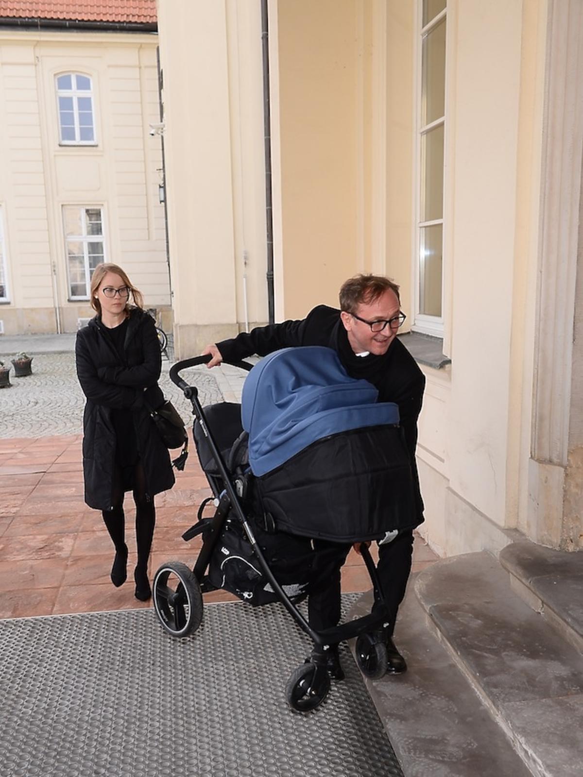 Andrzej Chyra wnosi wózek z synkiem do Ministerstwa Kultury
