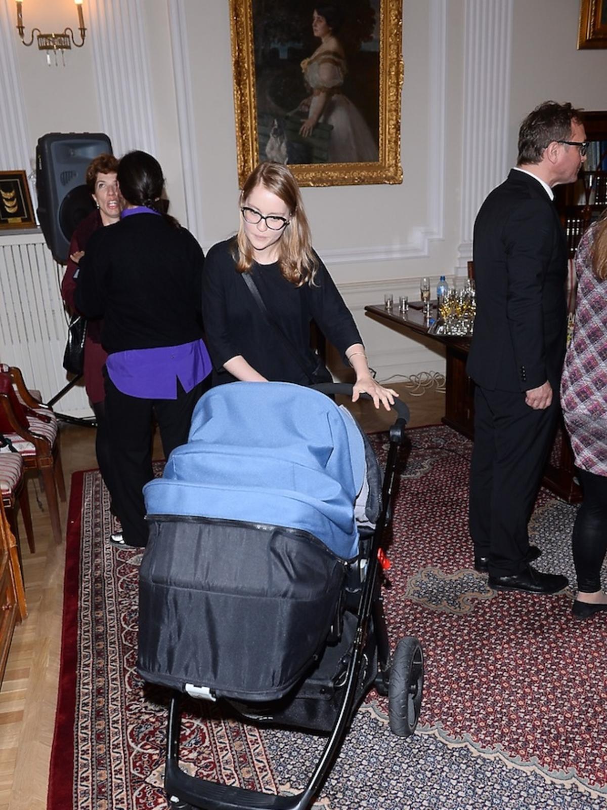 Paulina Jaroszewska cała na czarno z wózkiem w Ministerestwie kultury