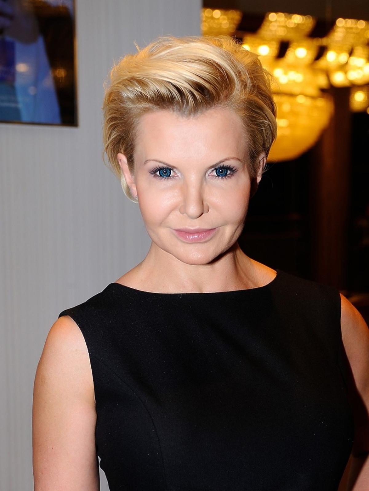 Joanna Racewicz portret w zaczesanych wlosach do tyłu i delikatnym makijażu