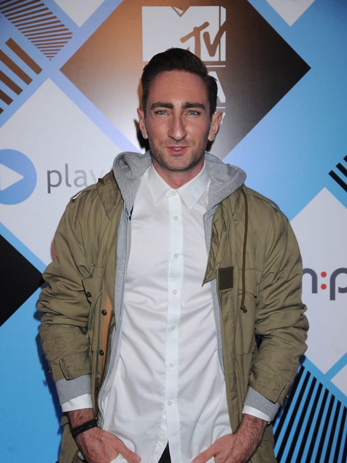 Łukasz Jakóbiak w kurtce na MTV