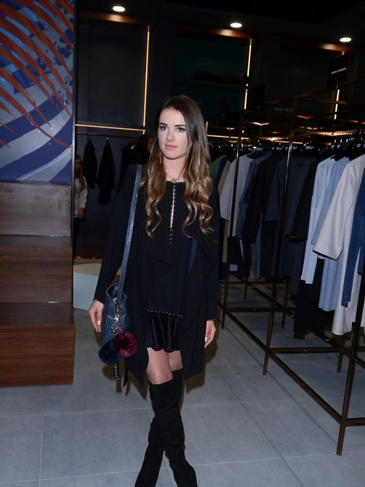 Maffashion w czarnej spódnicy i czarnych kozakach