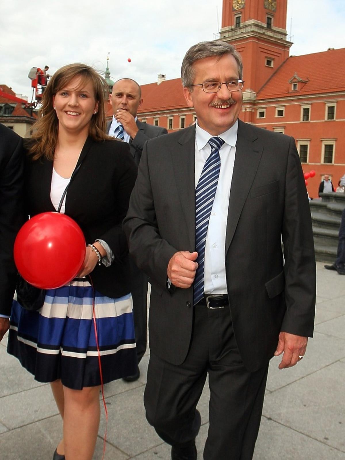 Bronisława Komorowskiego idzie po chodniku z córką Elżbietą