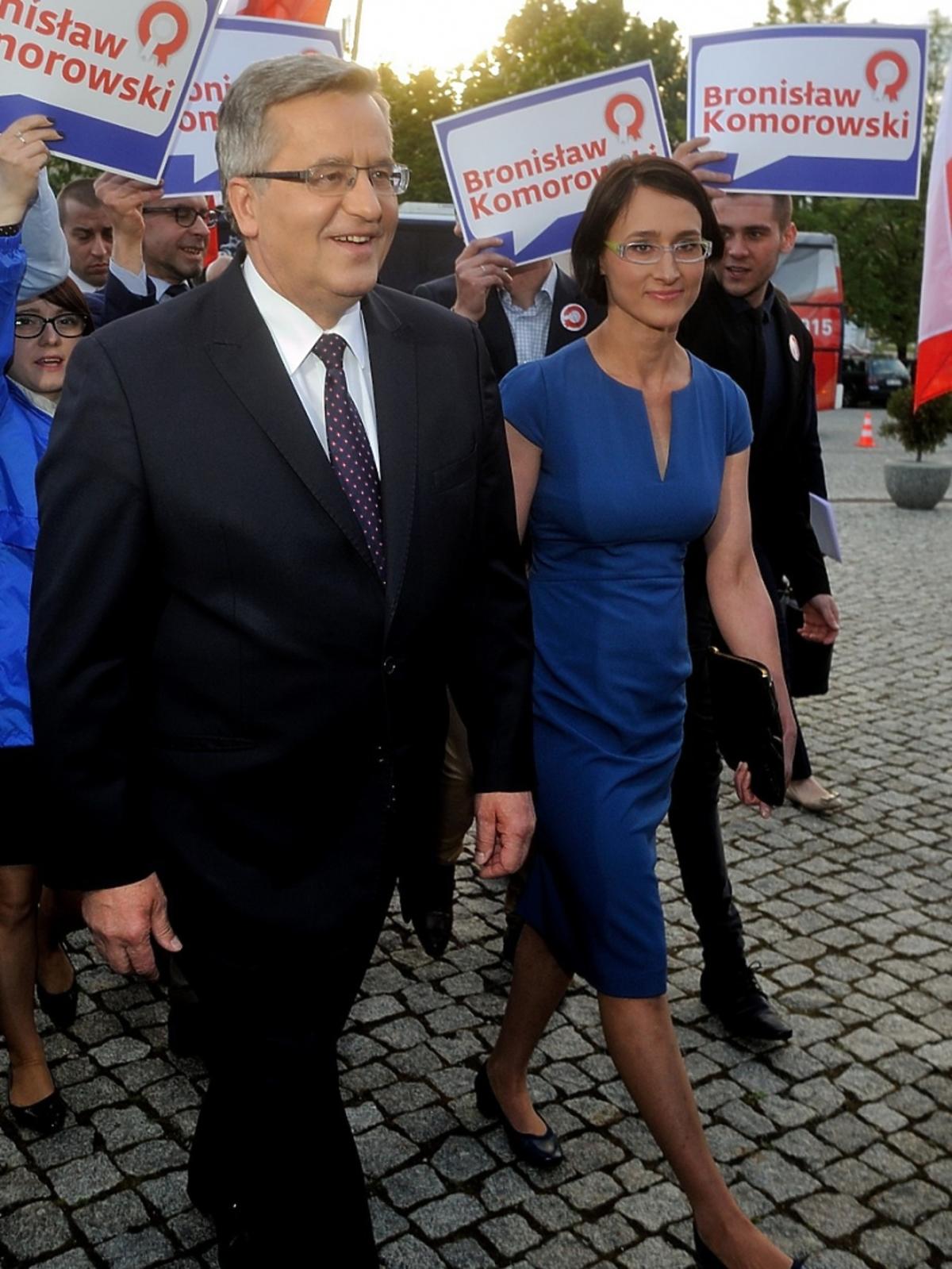 Bronisław Komorowski z córką Marią Makowską idzie po ulicy