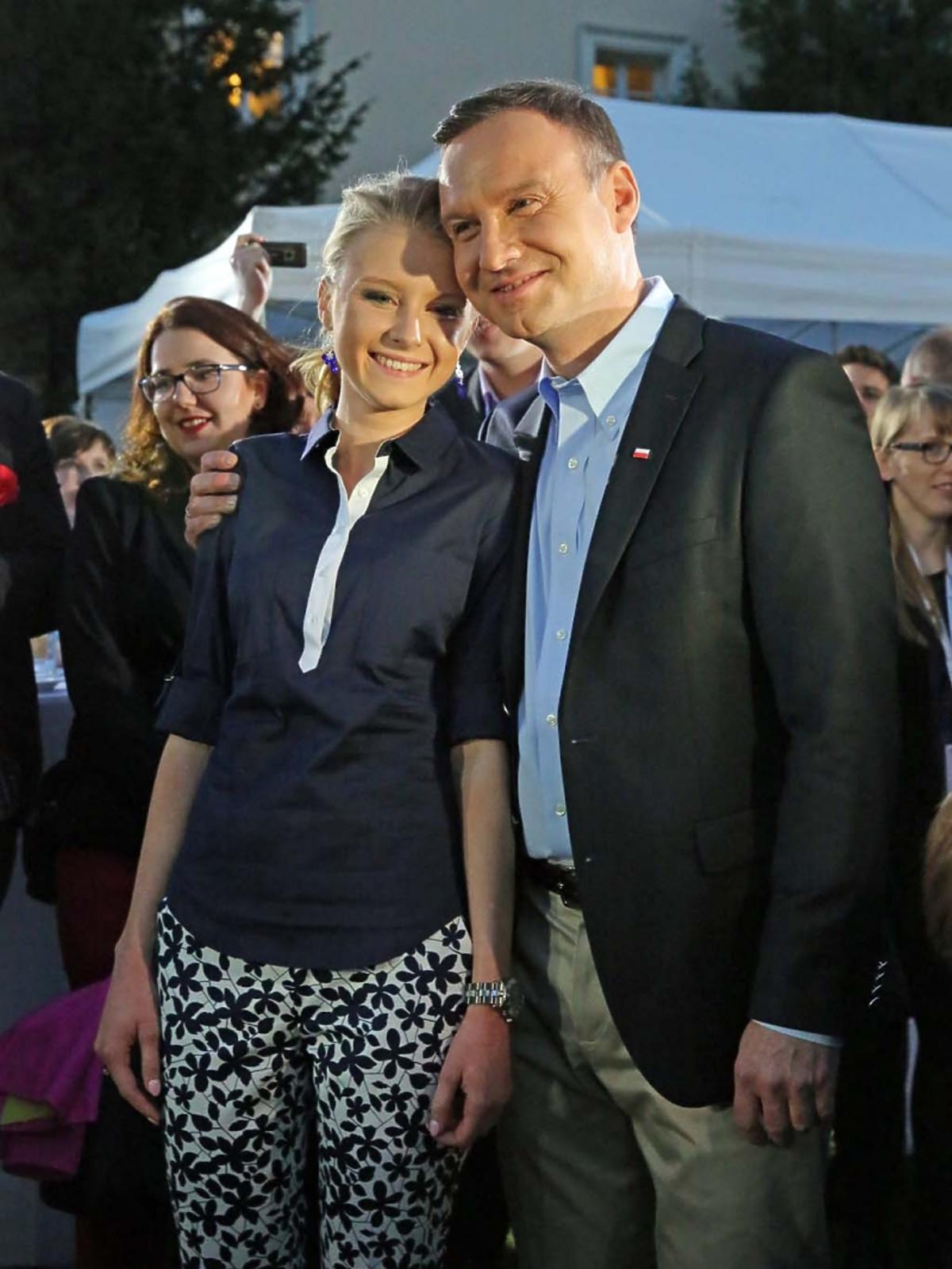 Andrzej Duda córką Kingą stoja przytuleni