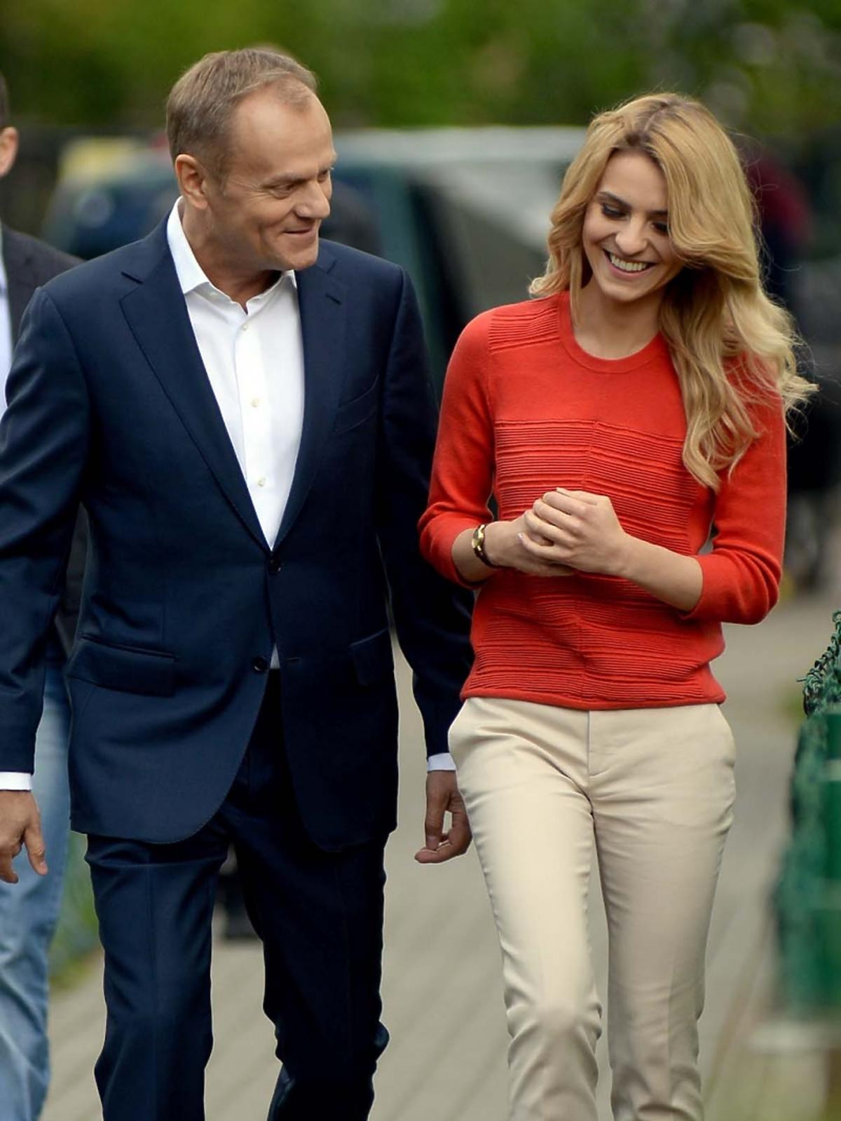 Donald Tusk idzie ulicą z córką Katarzyną