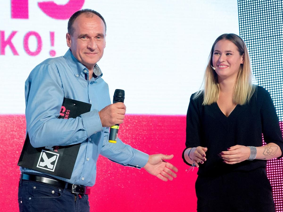 Paweł Kukiz z córką Polą Kukiz stoją na scenie