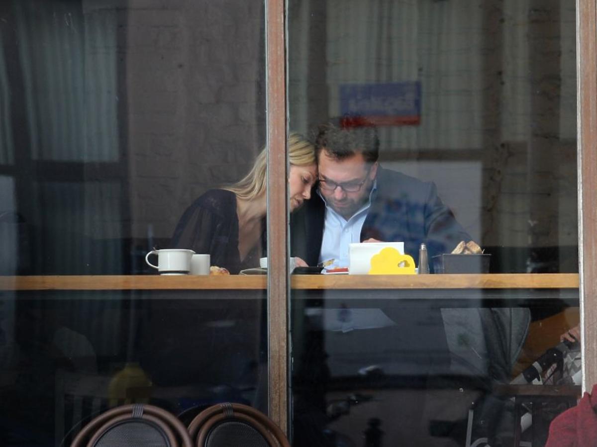 Magdalena Ogórek przytula się do Bartosza Węglarczyka